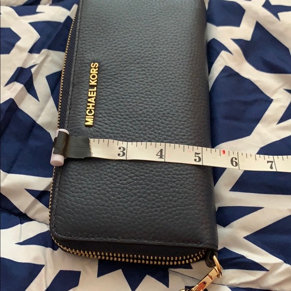 Michael Kor wristlet - Picture 14 of 14